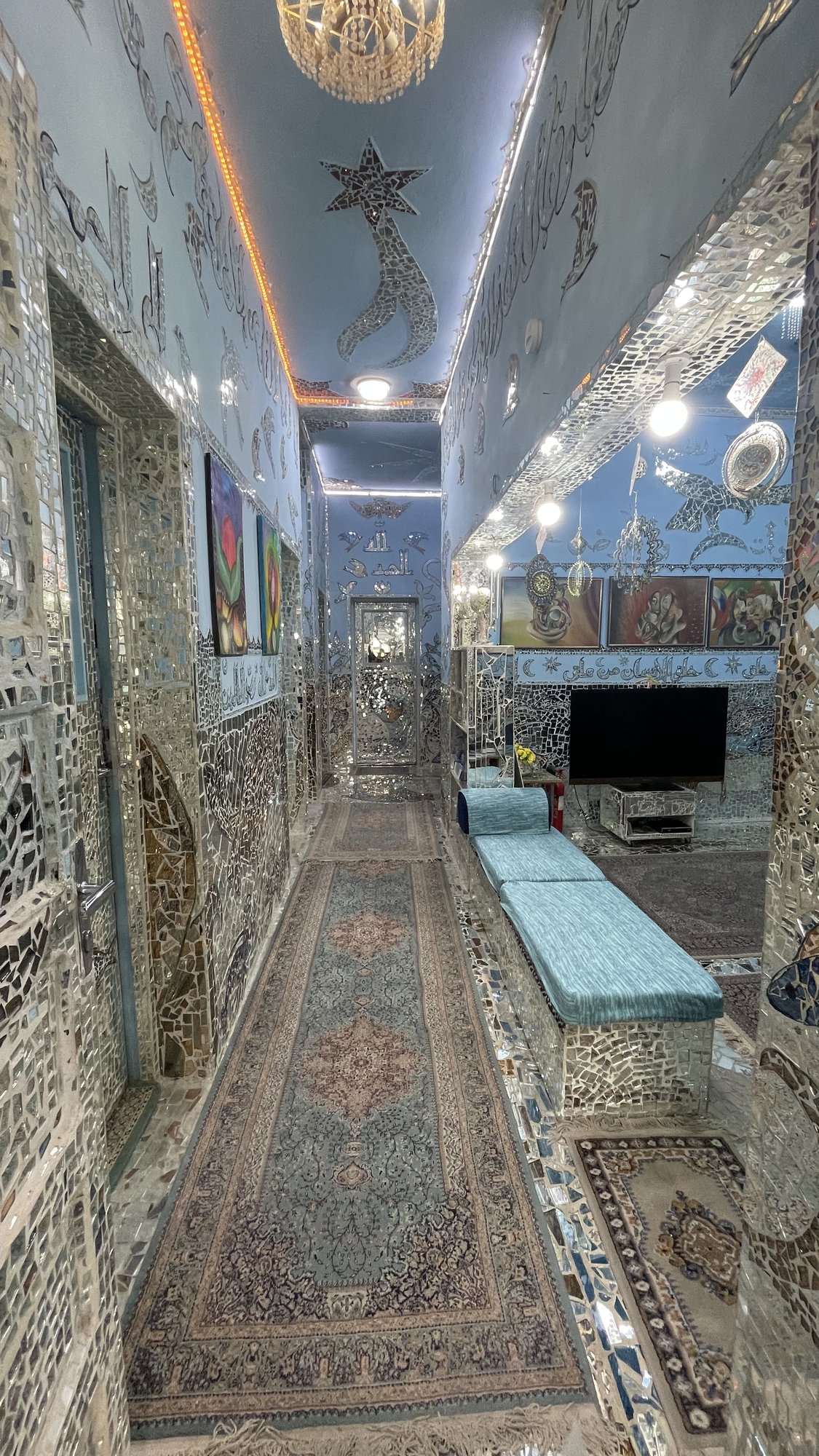 ممرٌّ من المرايا تضيئه ثريّا
