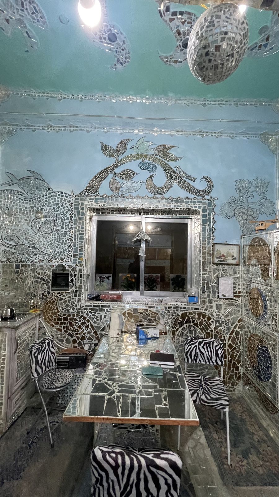 غرفة تفيض بالألوان